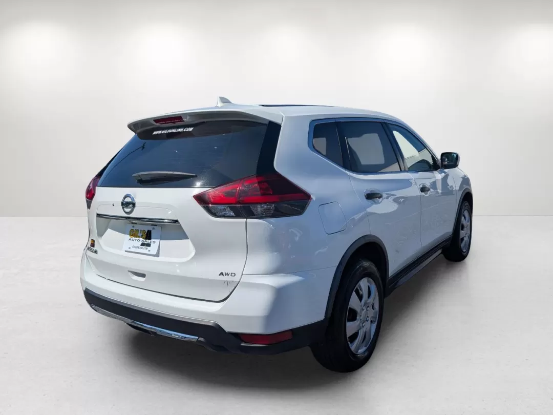 2018 /Charcoal Nissan Rogue S (JN8AT2MV9JW) with an Other engine, located at 1430 Gateway Drive, Opelika, AL, 36801, (334) 239-0944, 32.637871, -85.409790 - Are you ready to elevate your driving experience? Whether you're a busy parent juggling school runs, a commuter venturing through the hustle of daily traffic, or an adventure-seeker looking for the next weekend getaway, the 2018 Nissan Rogue S is the perfect companion. With ample space and versatile - Photo#4