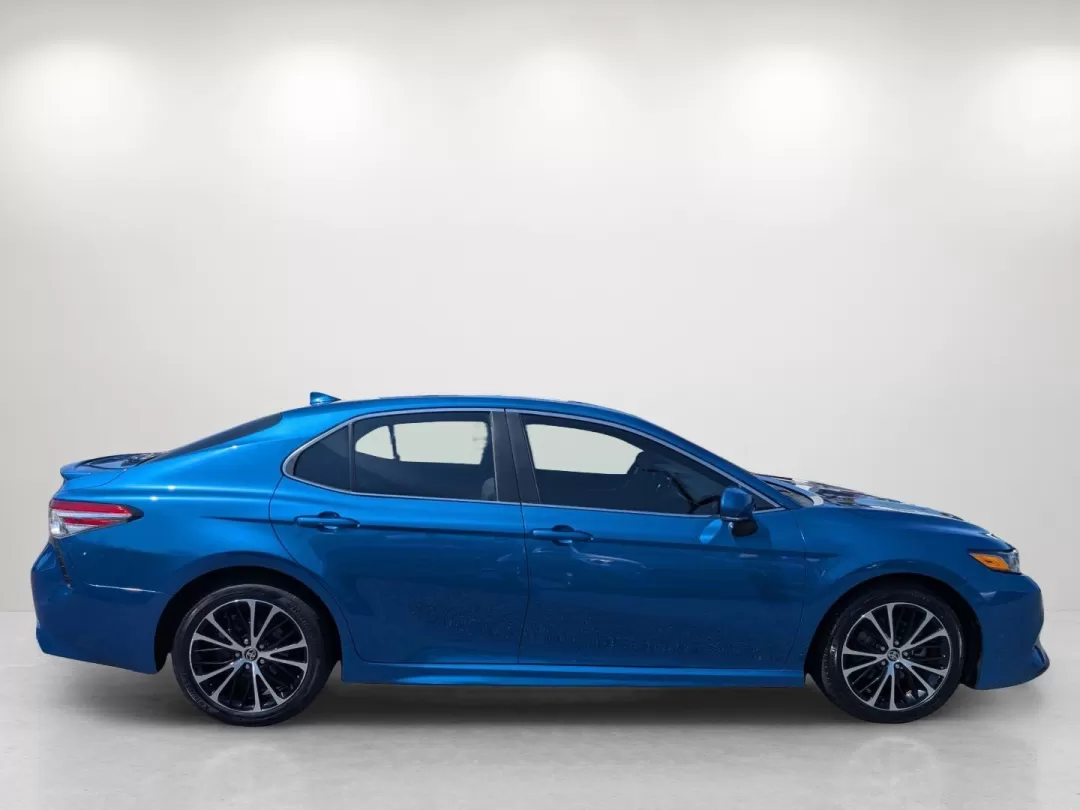 2020 Toyota Camry SE (4T1M11AK2LU) with an Other engine, located at 1430 Gateway Drive, Opelika, AL, 36801, (334) 239-0944, 32.637871, -85.409790 - Are you ready to elevate your daily commute and weekend adventures? Introducing the 2020 Toyota Camry SE available at Gils Auto in Phenix City, AL, your trusted buy here pay here dealership. With its sleek blue exterior and advanced technology features, this sedan is perfect for budget-conscious buy - Photo#4