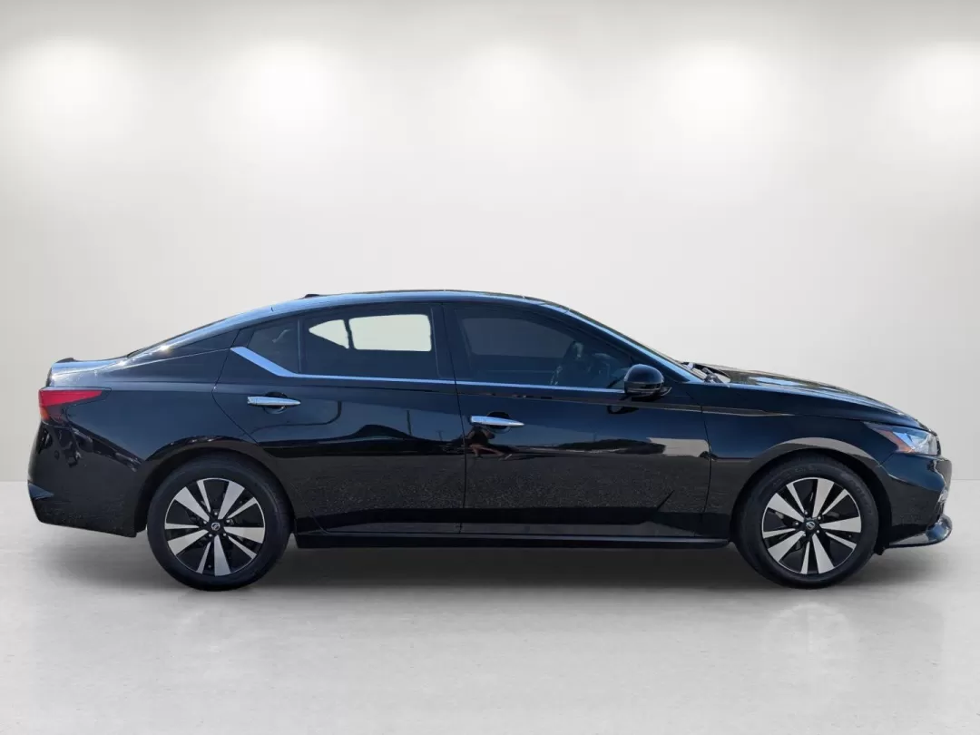 2019 /Charcoal Nissan Altima 2.5 SL (1N4BL4EV4KC) with an Other engine, located at 1430 Gateway Drive, Opelika, AL, 36801, (334) 239-0944, 32.637871, -85.409790 - Experience the perfect blend of style, performance, and cutting-edge technology with the 2019 Nissan Altima 2.5 SL, now available at Gils Auto in Phenix City, AL. This sleek sedan is not just a mode of transportation; it's designed for those who lead dynamic lifestyles-whether you're a busy professi - Photo#3