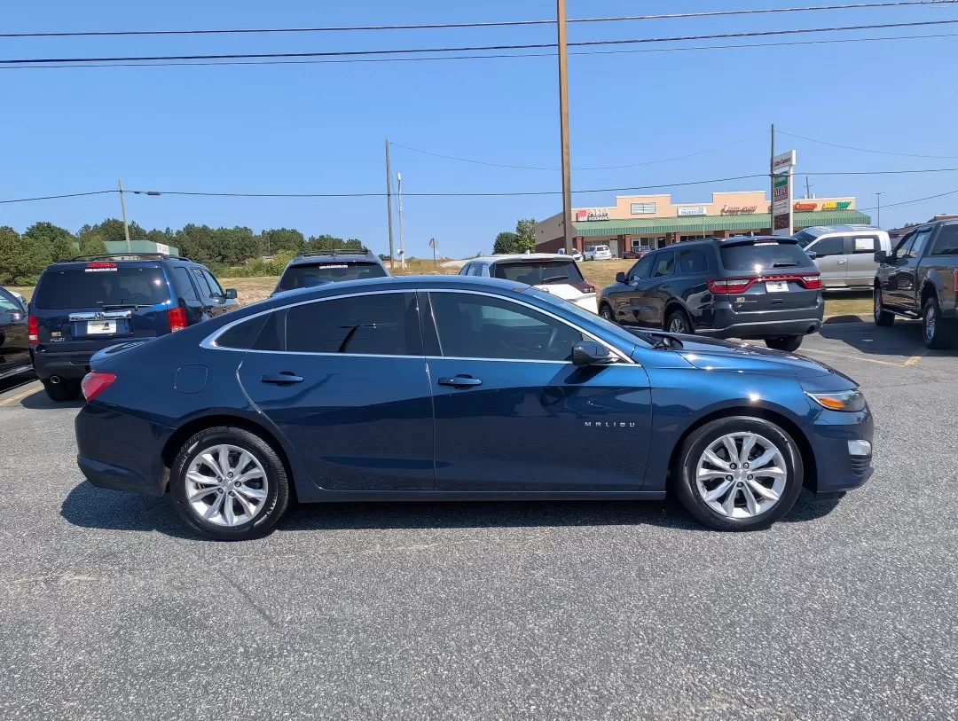 2019 /Jet Black Chevrolet Malibu LT (1G1ZD5ST0KF) with an Other engine, located at 3959 U.S. 80 W, Phenix City, AL, 36870, (334) 297-4885, 32.469296, -85.135185 - Discover the perfect blend of style, comfort, and cutting-edge technology with this **2019 Chevrolet Malibu LT**, available now at **Gils Auto** in **Phenix City, AL**. This versatile sedan is not just a means of transportation; it's an experience that enhances your daily life, whether you're commut - Photo#3