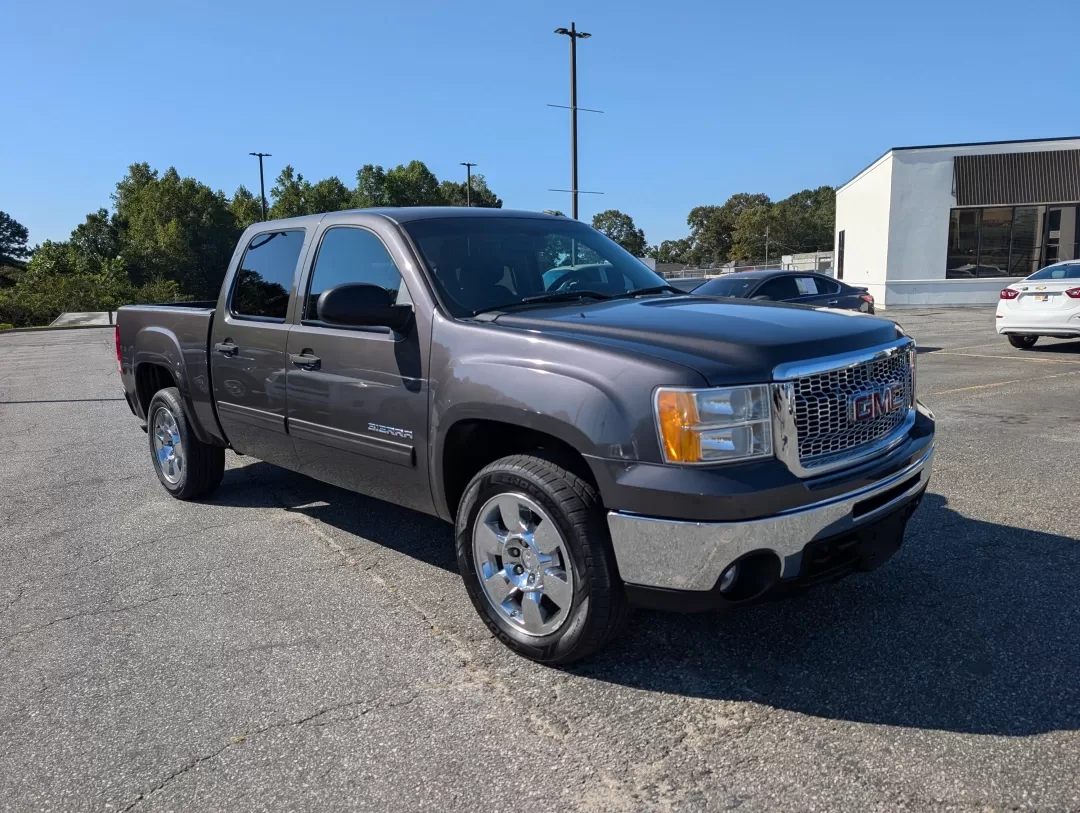 2011 /Ebony GMC Sierra 1500 SLE (3GTP1VE03BG) with an Other engine, located at 3959 U.S. 80 W, Phenix City, AL, 36870, (334) 297-4885, 32.469296, -85.135185 - **Experience Unmatched Versatility with the 2011 GMC Sierra 1500 SLE Crew Cab at Gils Auto Your Trusted Buy Here Pay Here Dealership in Phenix City, AL!**<br /> <br /> Are you ready to elevate your lifestyle with a reliable and rugged vehicle that fits seamlessly into your daily routine? Whether yo - Photo#2