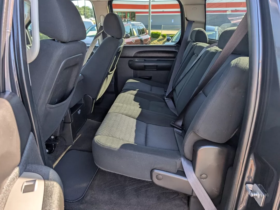 2011 /Ebony GMC Sierra 1500 SLE (3GTP1VE03BG) with an Other engine, located at 3959 U.S. 80 W, Phenix City, AL, 36870, (334) 297-4885, 32.469296, -85.135185 - **Experience Unmatched Versatility with the 2011 GMC Sierra 1500 SLE Crew Cab at Gils Auto Your Trusted Buy Here Pay Here Dealership in Phenix City, AL!**<br /> <br /> Are you ready to elevate your lifestyle with a reliable and rugged vehicle that fits seamlessly into your daily routine? Whether yo - Photo#11