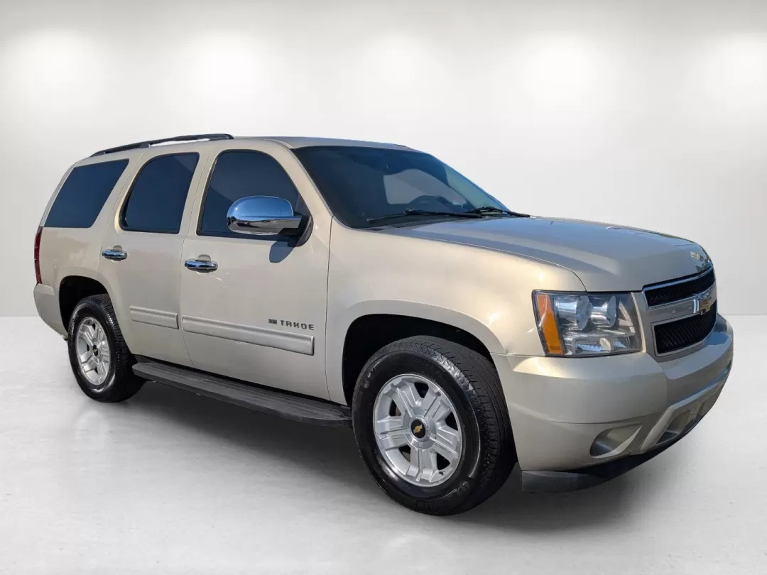 2009 /Ebony Chevrolet Tahoe LS (1GNEC13329R) with an Other engine, located at 1430 Gateway Drive, Opelika, AL, 36801, (334) 239-0944, 32.637871, -85.409790 - **Explore the Open Road in This 2009 Chevrolet Tahoe Your Next Adventure Awaits!**<br /> <br /> Are you dreaming of weekend getaways with family, or perhaps a reliable companion for your daily commute? Look no further! The 2009 Chevrolet Tahoe LS is the ideal SUV for those who crave versatility wit - Photo#2