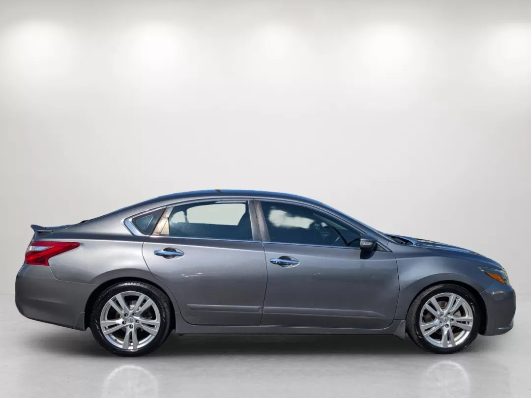 2016 Nissan Altima 3.5 SL (1N4BL3AP1GC) with an Other engine, located at 7000 Northlake Connector, Columbus, GA, 31904, (706) 987-8085, 32.524975, -84.978134 - 2016 Nissan Altima 3.5 SL - Photo#3