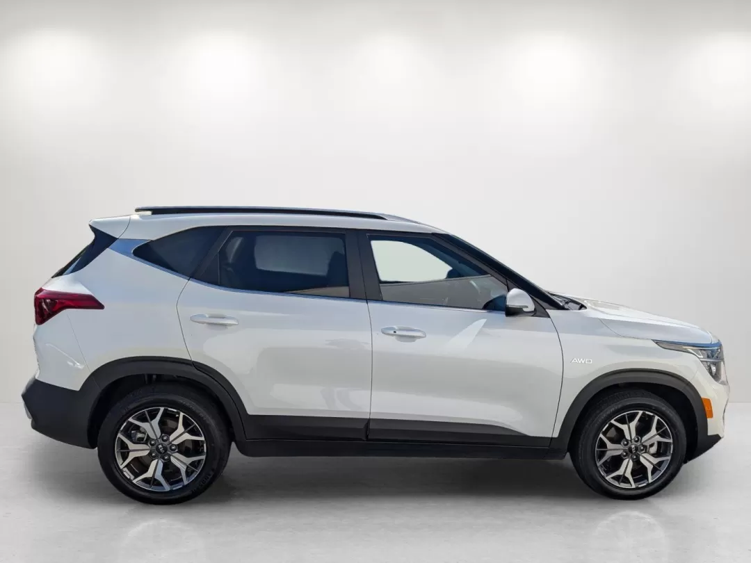 2021 /Black Kia Seltos EX (KNDERCAAXM7) with an Other engine, located at 3959 U.S. 80 W, Phenix City, AL, 36870, (334) 297-4885, 32.469296, -85.135185 - **Adventure Awaits with the 2021 Kia Seltos EX! Your Family-Friendly SUV Awaits!**<br /> <br /> Are you ready to elevate your driving experience? Whether you're navigating the bustling streets of Phenix City or embarking on weekend getaways, the 2021 Kia Seltos EX is the ideal SUV for those who crav - Photo#4