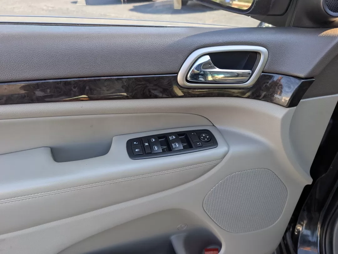 2012 /Dark Graystone/Medium Graystone Jeep Grand Cherokee Laredo (1C4RJFAG5CC) with an Other engine, located at 7000 Northlake Connector, Columbus, GA, 31904, (706) 987-8085, 32.524975, -84.978134 - 2012 Jeep Grand Cherokee Laredo - Photo#8