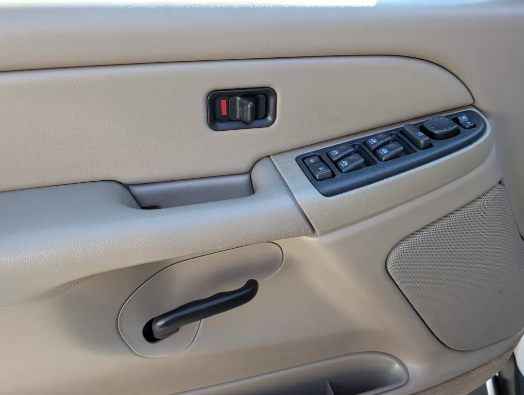 2005 /Tan/Neutral Chevrolet Tahoe LS (1GNEC13V65R) with an Other engine, located at 3959 U.S. 80 W, Phenix City, AL, 36870, (334) 297-4885, 32.469296, -85.135185 - 2005 Chevrolet Tahoe LS - Photo#8
