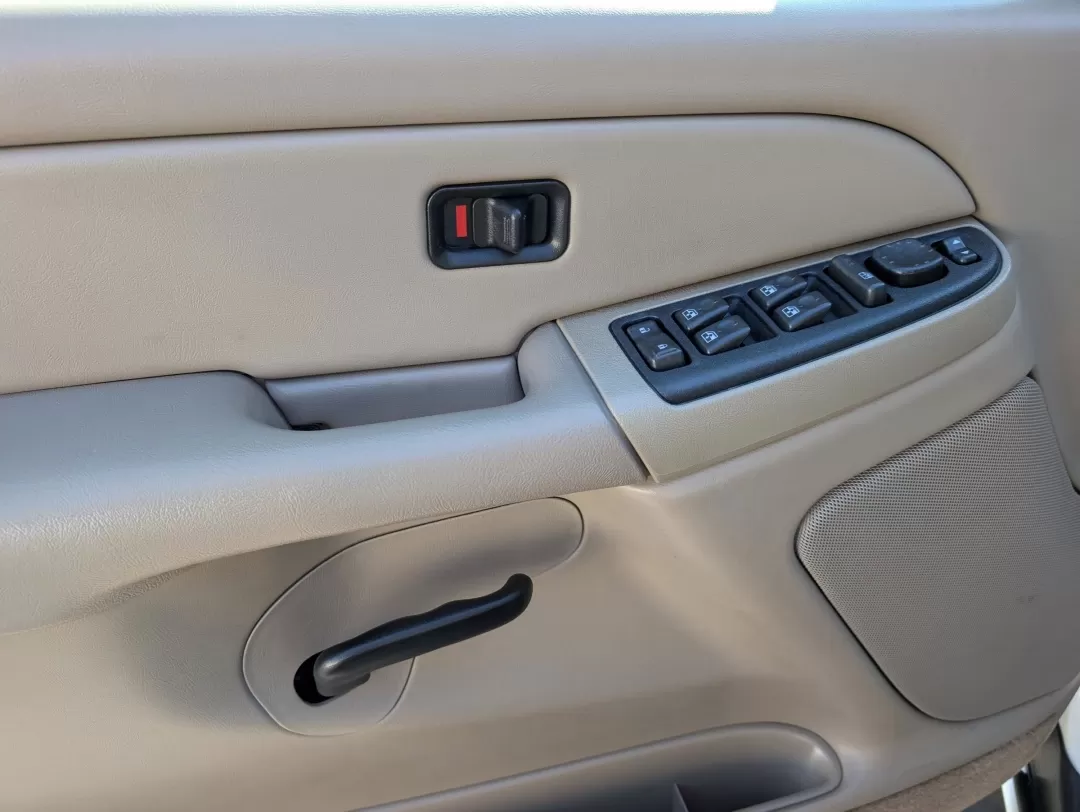 2005 /Tan/Neutral Chevrolet Tahoe LS (1GNEC13V65R) with an Other engine, located at 3959 U.S. 80 W, Phenix City, AL, 36870, (334) 297-4885, 32.469296, -85.135185 - **Discover Your Next Adventure with the 2005 Chevrolet Tahoe LS Perfect for Family Outings and Weekend Getaways!**<br /> <br /> Looking for a dependable SUV that comfortably accommodates your growing family or spirited weekend adventures? Look no further! Gils Auto in Phenix City, AL, is excited to - Photo#9