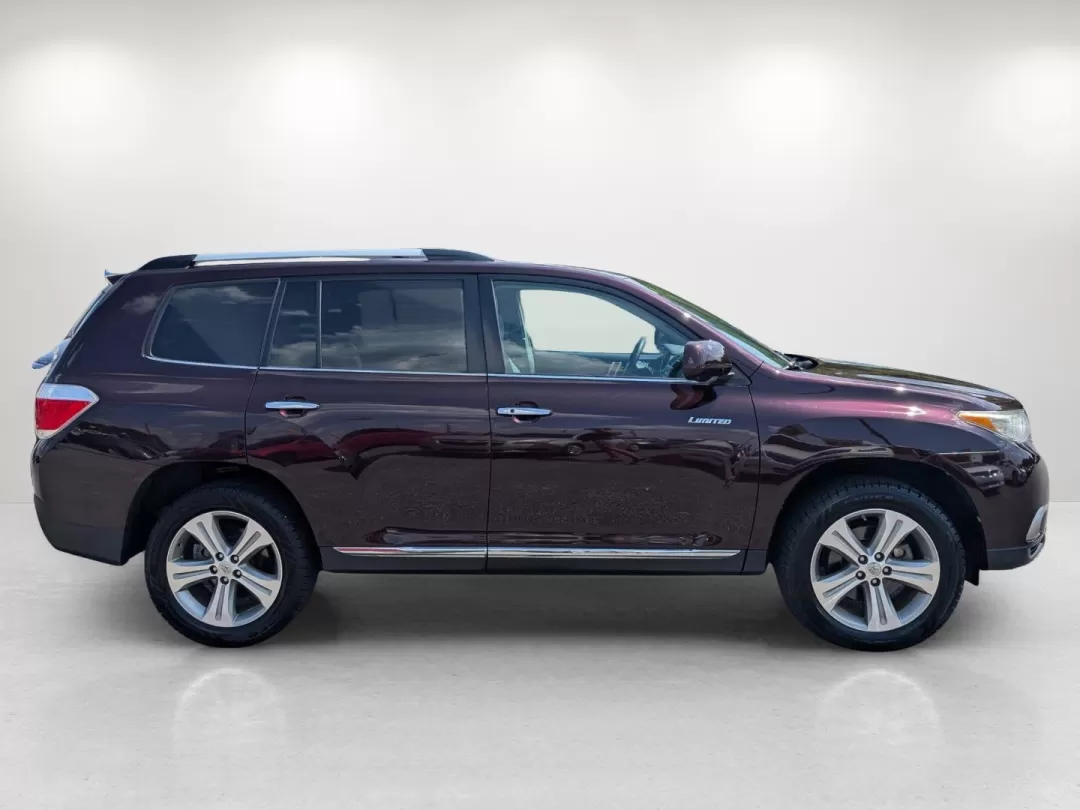 2013 Toyota Highlander Limited (5TDYK3EH3DS) with an Other engine, located at 5115 14th Ave., Columbus, GA, 31904, (706) 323-0345, 32.511494, -84.971046 - **Adventure Awaits with the 2013 Toyota Highlander Limited Perfect for Families and Road Trips!**<br /> <br /> Are you ready to elevate your family adventures or daily commutes with a vehicle that combines reliability, comfort, and style? Look no further than this stunning 2013 Toyota Highlander Li - Photo#3