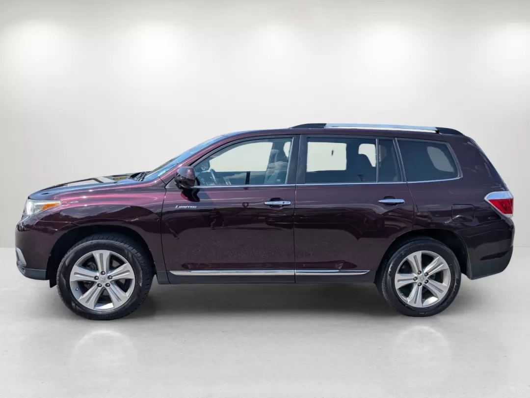 2013 Toyota Highlander Limited (5TDYK3EH3DS) with an Other engine, located at 5115 14th Ave., Columbus, GA, 31904, (706) 323-0345, 32.511494, -84.971046 - **Adventure Awaits with the 2013 Toyota Highlander Limited Perfect for Families and Road Trips!**<br /> <br /> Are you ready to elevate your family adventures or daily commutes with a vehicle that combines reliability, comfort, and style? Look no further than this stunning 2013 Toyota Highlander Li - Photo#7