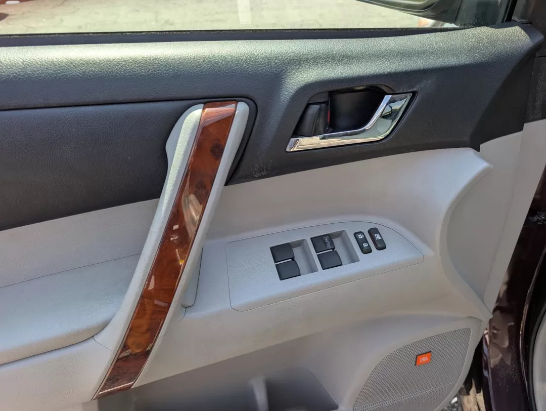 2013 Toyota Highlander Limited (5TDYK3EH3DS) with an Other engine, located at 5115 14th Ave., Columbus, GA, 31904, (706) 323-0345, 32.511494, -84.971046 - **Adventure Awaits with the 2013 Toyota Highlander Limited Perfect for Families and Road Trips!**<br /> <br /> Are you ready to elevate your family adventures or daily commutes with a vehicle that combines reliability, comfort, and style? Look no further than this stunning 2013 Toyota Highlander Li - Photo#8