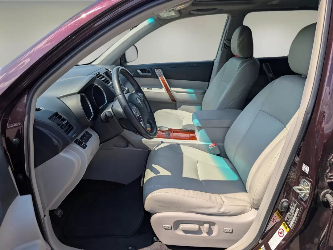 2013 Toyota Highlander Limited (5TDYK3EH3DS) with an Other engine, located at 5115 14th Ave., Columbus, GA, 31904, (706) 323-0345, 32.511494, -84.971046 - **Adventure Awaits with the 2013 Toyota Highlander Limited Perfect for Families and Road Trips!**<br /> <br /> Are you ready to elevate your family adventures or daily commutes with a vehicle that combines reliability, comfort, and style? Look no further than this stunning 2013 Toyota Highlander Li - Photo#9