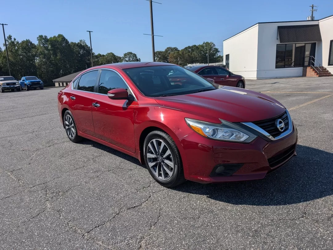 2017 /Charcoal Nissan Altima 2.5 SV (1N4AL3AP6HC) with an Other engine, located at 1430 Gateway Drive, Opelika, AL, 36801, (334) 239-0944, 32.637871, -85.409790 - Experience the perfect blend of style, comfort, and reliability with this 2017 Nissan Altima 2.5 SV, available now at Gils Auto in Phenix City, AL. Whether you're embarking on a long commute, running errands around town, or planning a weekend getaway, this sleek sedan is designed to elevate your eve - Photo#2