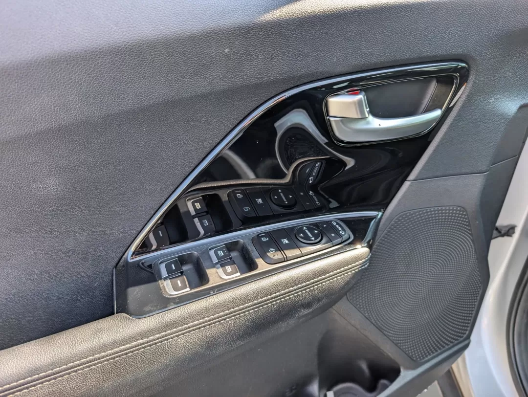 2018 /Charcoal Kia Niro EX (KNDCC3LC2J5) with an Other engine, located at 3959 U.S. 80 W, Phenix City, AL, 36870, (334) 297-4885, 32.469296, -85.135185 - **Embrace Adventure and Efficiency with the 2018 Kia Niro EX at Gils Auto!**<br /> <br /> If you're searching for the perfect balance between efficiency and practicality, look no further than the 2018 Kia Niro EX, available now at Gils Auto in Phenix City, AL. This hybrid SUV is not just a vehicle; - Photo#9