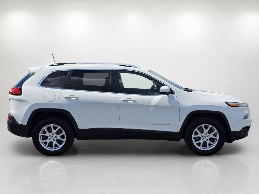 2016 /Black Jeep Cherokee Latitude (1C4PJMCB6GW) with an Other engine, located at 5115 14th Ave., Columbus, GA, 31904, (706) 323-0345, 32.511494, -84.971046 - 2016 Jeep Cherokee Latitude - Photo#3