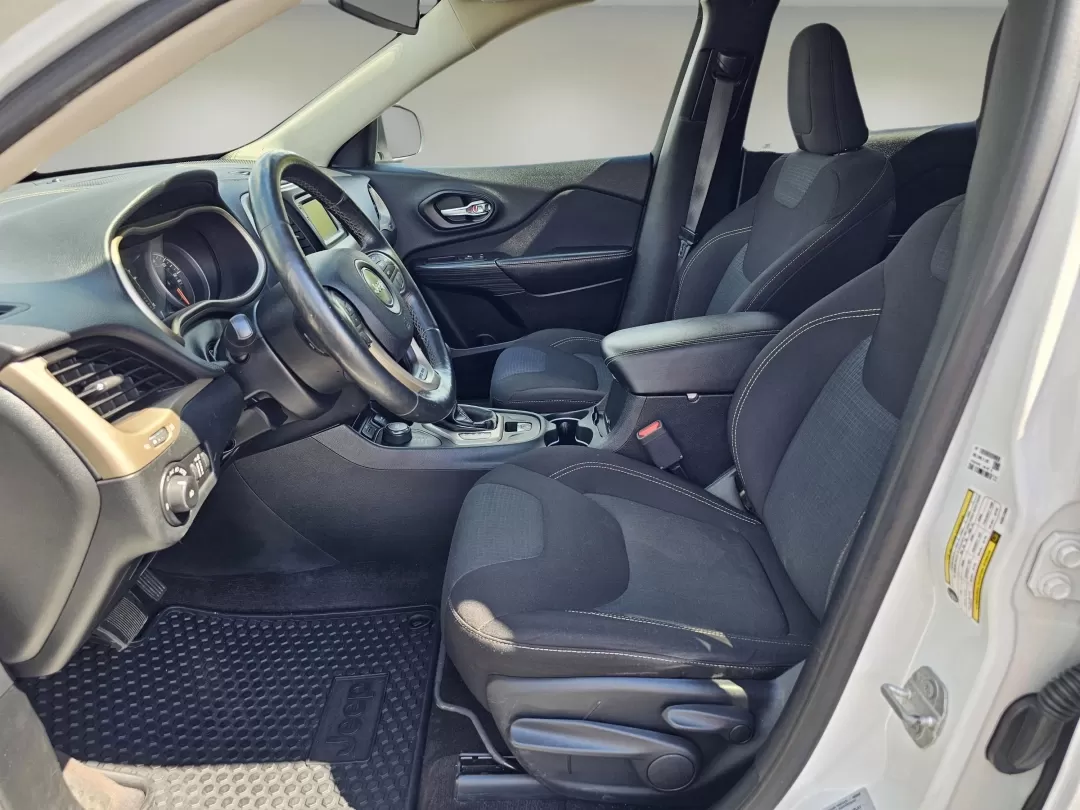 2016 /Black Jeep Cherokee Latitude (1C4PJMCB6GW) with an Other engine, located at 5115 14th Ave., Columbus, GA, 31904, (706) 323-0345, 32.511494, -84.971046 - 2016 Jeep Cherokee Latitude - Photo#9