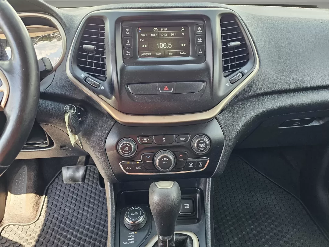 2016 /Black Jeep Cherokee Latitude (1C4PJMCB6GW) with an Other engine, located at 5115 14th Ave., Columbus, GA, 31904, (706) 323-0345, 32.511494, -84.971046 - 2016 Jeep Cherokee Latitude - Photo#11