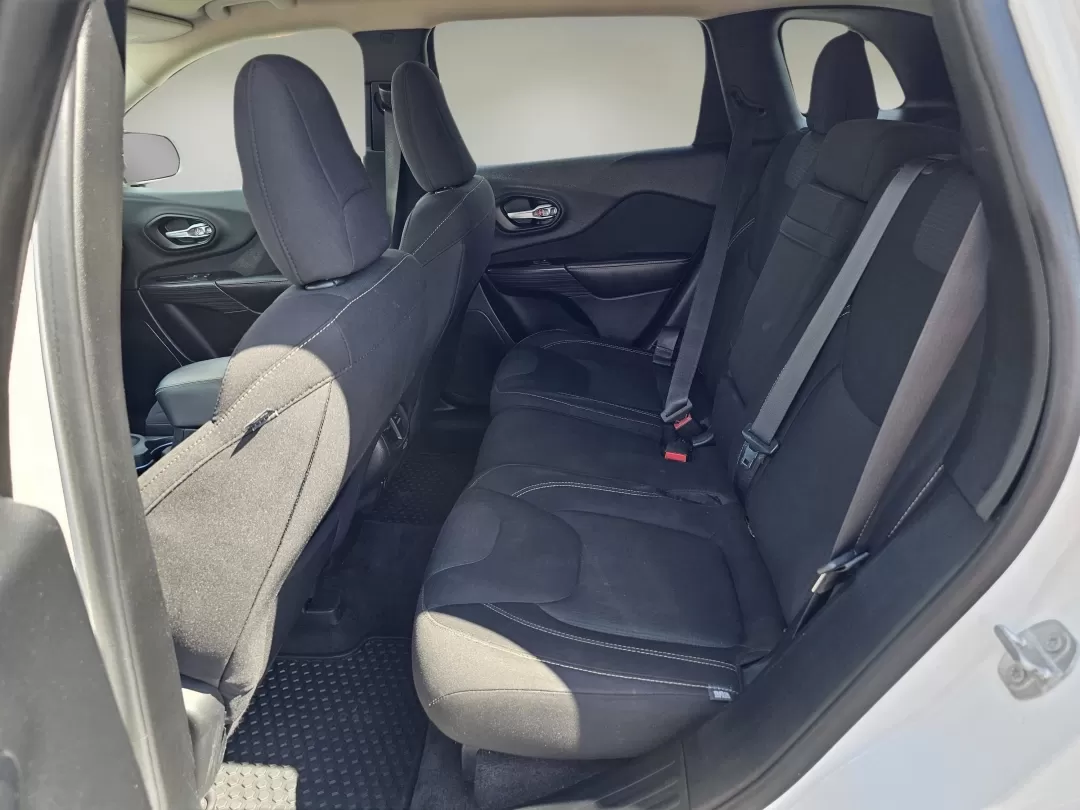 2016 /Black Jeep Cherokee Latitude (1C4PJMCB6GW) with an Other engine, located at 5115 14th Ave., Columbus, GA, 31904, (706) 323-0345, 32.511494, -84.971046 - 2016 Jeep Cherokee Latitude - Photo#14