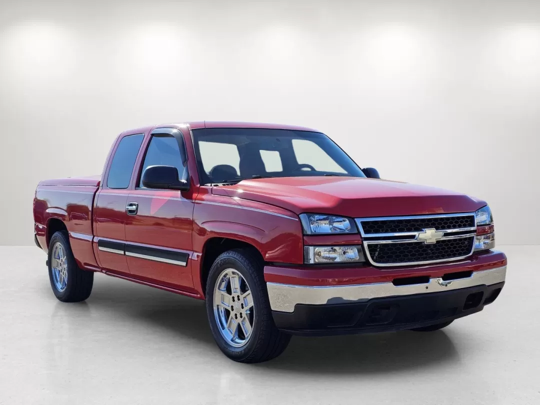 2006 /Dark Charcoal Chevrolet Silverado 1500 LT1 (1GCEC19V66Z) with an Other engine, located at 521 Old Farm Lane Rd, Prattville, AL, 36066, (334) 325-1505, 32.482460, -86.416367 - **Unleash Your Adventurous Spirit with the 2006 Chevrolet Silverado 1500 LT1!** <br /> <br /> Are you looking for a rugged and reliable pickup that's perfect for both work and play? Look no further than this stunning **2006 Chevrolet Silverado 1500 LT1**, available now at Gils Auto in Prattville, AL - Photo#3