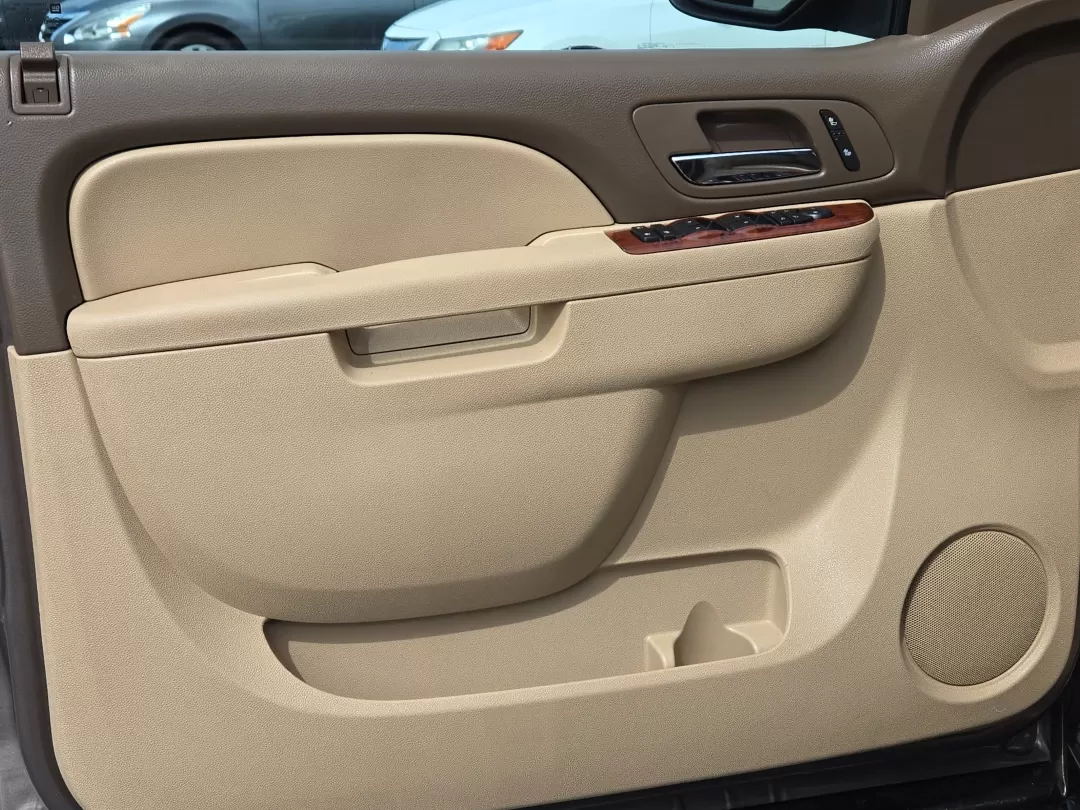 2014 /Light Cashmere/Dark Cashmere Chevrolet Tahoe LT (1GNSCBE07ER) with an Other engine, located at 3959 U.S. 80 W, Phenix City, AL, 36870, (334) 297-4885, 32.469296, -85.135185 - ### Embrace Adventure with the 2014 Chevrolet Tahoe LT at Gils Auto!<br /> <br /> Are you ready to elevate your driving experience? Whether you're carting the kids to school, embarking on weekend getaways, or simply cruising through Phenix City, the 2014 Chevrolet Tahoe LT is the perfect companion f - Photo#9