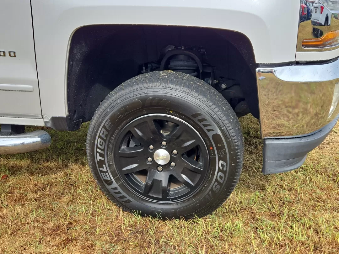 2018 /Jet Black Chevrolet Silverado 1500 LT (3GCPCREC2JG) with an Other engine, located at 3959 U.S. 80 W, Phenix City, AL, 36870, (334) 297-4885, 32.469296, -85.135185 - Experience adventure and versatility with this stunning 2018 Chevrolet Silverado 1500 LT, now available at Gils Auto, located at 3959 U.S. 80 W, Phenix City, AL 36870. This versatile pickup is perfect for weekend adventures, family road trips, or daily commutes, making it an ideal choice for those w - Photo#2