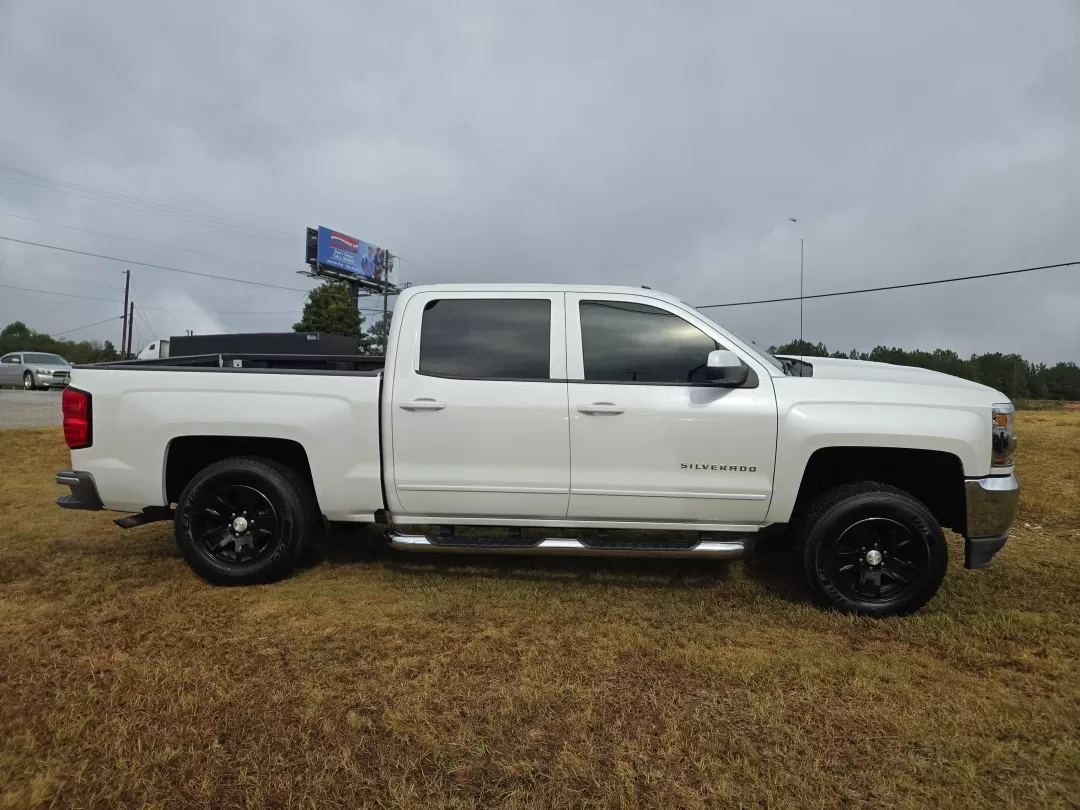 2018 /Jet Black Chevrolet Silverado 1500 LT (3GCPCREC2JG) with an Other engine, located at 3959 U.S. 80 W, Phenix City, AL, 36870, (334) 297-4885, 32.469296, -85.135185 - Experience adventure and versatility with this stunning 2018 Chevrolet Silverado 1500 LT, now available at Gils Auto, located at 3959 U.S. 80 W, Phenix City, AL 36870. This versatile pickup is perfect for weekend adventures, family road trips, or daily commutes, making it an ideal choice for those w - Photo#4