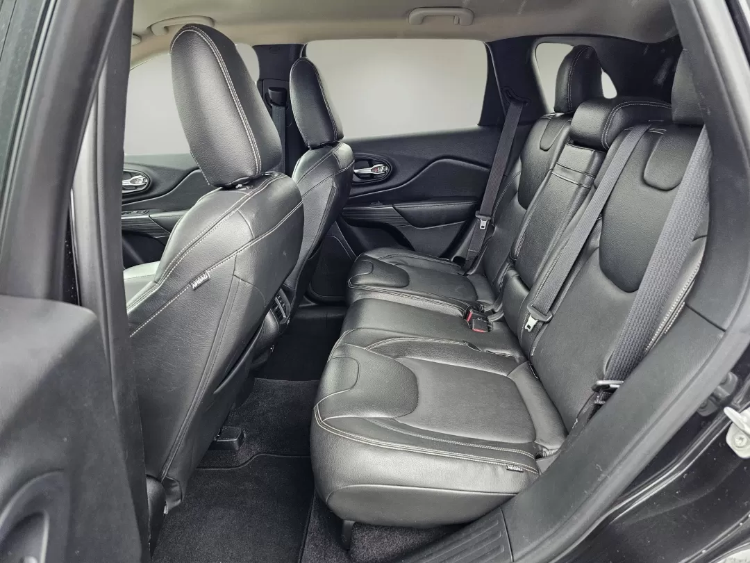 2016 /Black Jeep Cherokee Latitude (1C4PJLCB7GW) with an Other engine, located at 7000 Northlake Connector, Columbus, GA, 31904, (706) 987-8085, 32.524975, -84.978134 - 2016 Jeep Cherokee Latitude - Photo#14