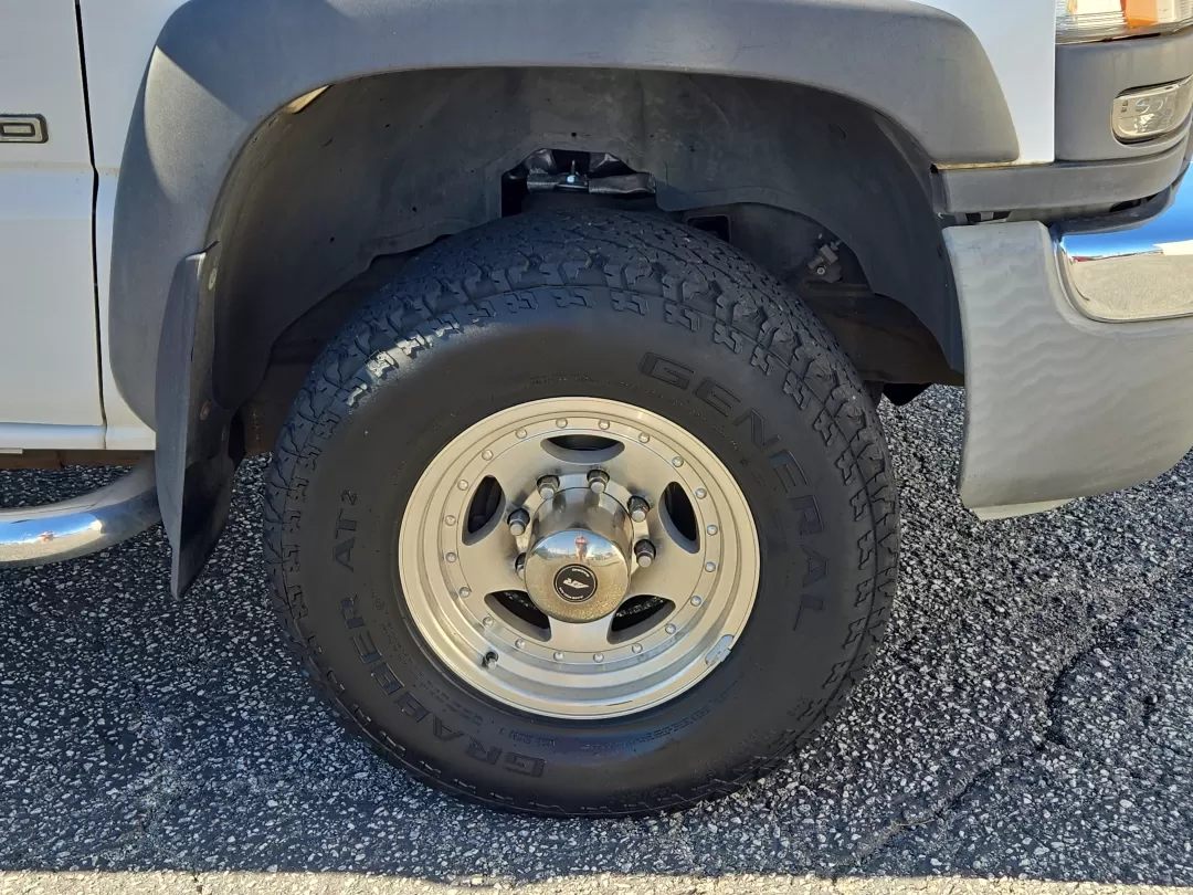 2005 /Dark Pewter GMC Sierra 2500HD Work Truck (1GTHC29U15E) with an Other engine, located at 3959 U.S. 80 W, Phenix City, AL, 36870, (334) 297-4885, 32.469296, -85.135185 - Looking for a reliable pickup truck that won't break the bank? The 2005 GMC Sierra 2500HD is the perfect solution for contractors, weekend adventurers, or growing families in need of rugged versatility. With its impressive towing capabilities and spacious interior, it's ready for any job, weekend ge - Photo#2