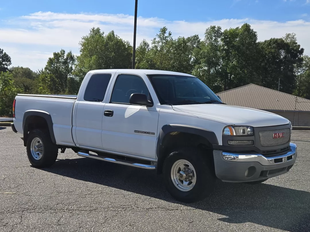 2005 /Dark Pewter GMC Sierra 2500HD Work Truck (1GTHC29U15E) with an Other engine, located at 3959 U.S. 80 W, Phenix City, AL, 36870, (334) 297-4885, 32.469296, -85.135185 - Looking for a reliable pickup truck that won't break the bank? The 2005 GMC Sierra 2500HD is the perfect solution for contractors, weekend adventurers, or growing families in need of rugged versatility. With its impressive towing capabilities and spacious interior, it's ready for any job, weekend ge - Photo#3