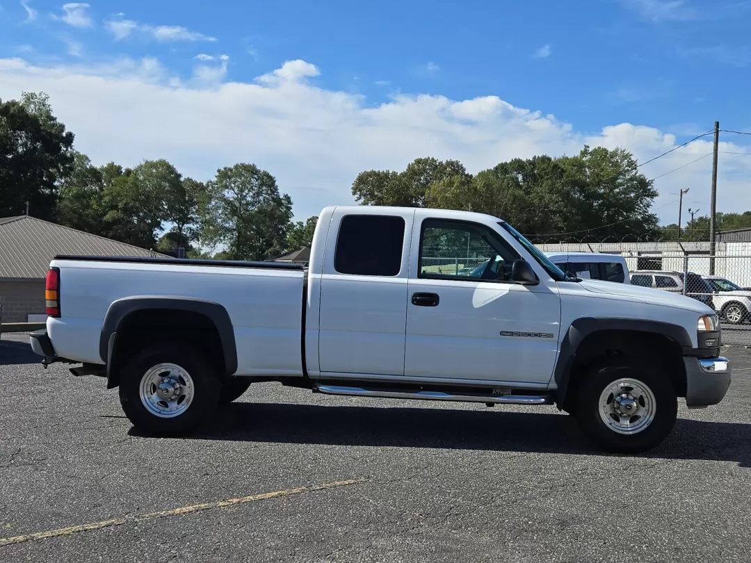 2005 /Dark Pewter GMC Sierra 2500HD Work Truck (1GTHC29U15E) with an Other engine, located at 3959 U.S. 80 W, Phenix City, AL, 36870, (334) 297-4885, 32.469296, -85.135185 - Looking for a reliable pickup truck that won't break the bank? The 2005 GMC Sierra 2500HD is the perfect solution for contractors, weekend adventurers, or growing families in need of rugged versatility. With its impressive towing capabilities and spacious interior, it's ready for any job, weekend ge - Photo#4