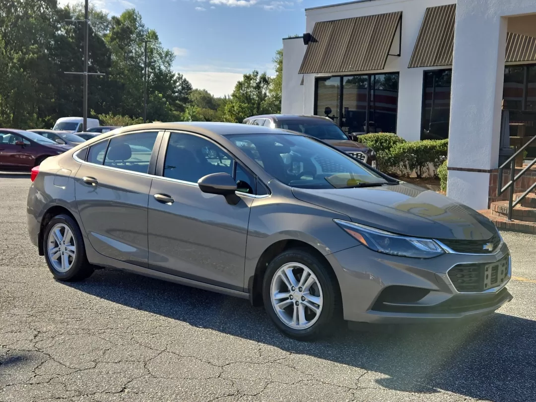 2017 Chevrolet Cruze LT photo 4