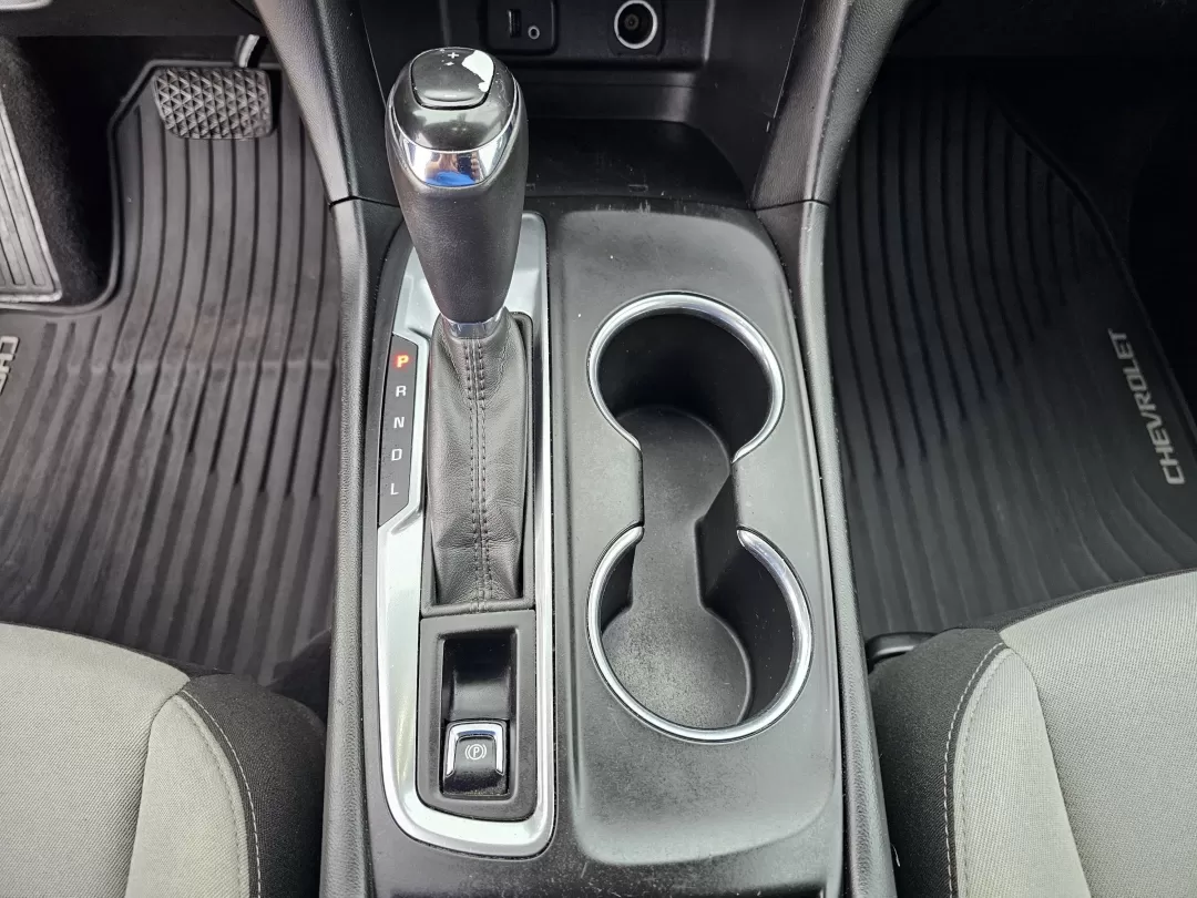 2018 /Medium Ash Gray Chevrolet Equinox LT (2GNAXJEV6J6) with an Other engine, located at 1430 Gateway Drive, Opelika, AL, 36801, (334) 239-0944, 32.637871, -85.409790 - 2018 Chevrolet Equinox LT - Photo#12