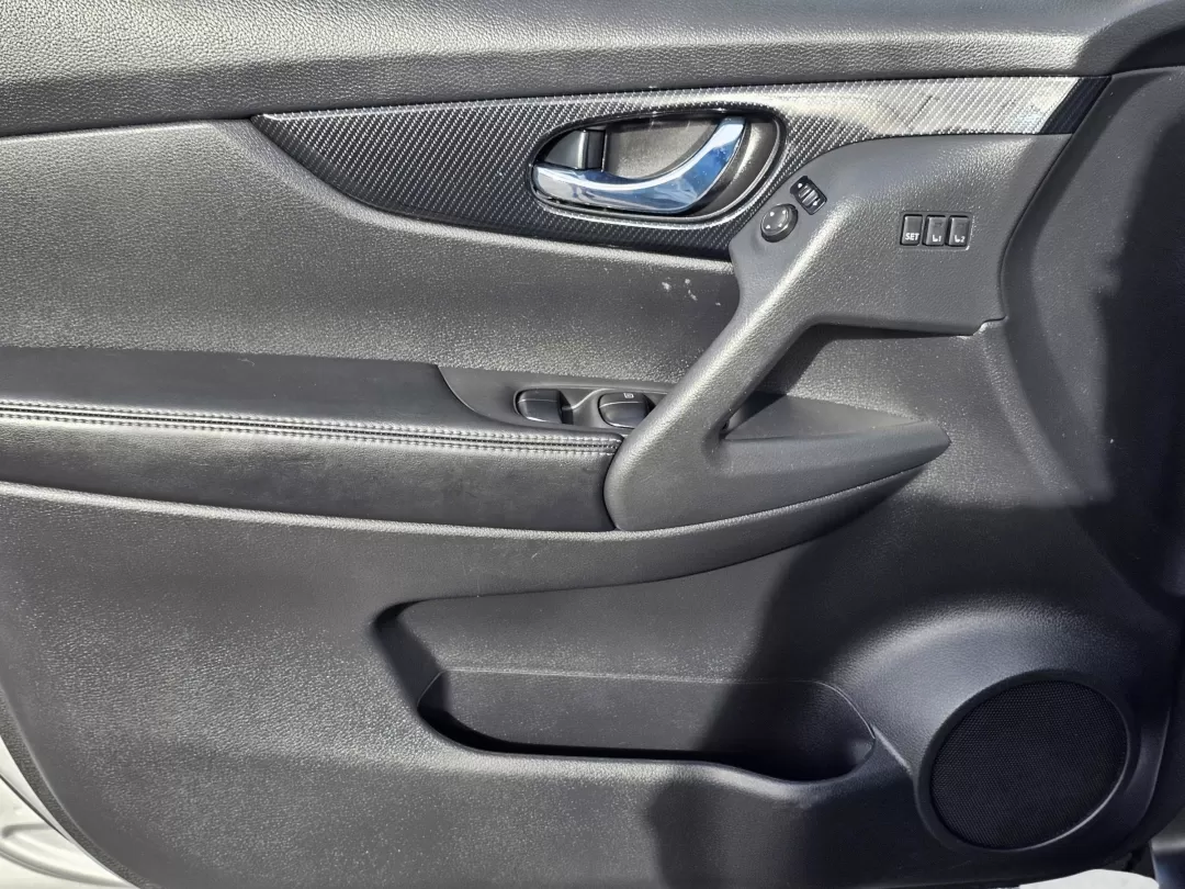 2018 /Charcoal Nissan Rogue SL (JN8AT2MTXJW) with an Other engine, located at 3959 U.S. 80 W, Phenix City, AL, 36870, (334) 297-4885, 32.469296, -85.135185 - Elevate your daily driving experience with the stunning 2018 Nissan Rogue SL, a versatile SUV designed for those who prioritize both style and functionality. Whether you're a growing family seeking ample space, a commuter craving comfort during long drives, or an adventurer looking for reliability o - Photo#9