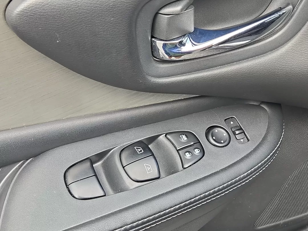 2017 /Graphite Nissan Murano SV (5N1AZ2MGXHN) with an Other engine, located at 3959 U.S. 80 W, Phenix City, AL, 36870, (334) 297-4885, 32.469296, -85.135185 - **Discover Adventure with the 2017 Nissan Murano SV at Gils Auto Perfect for Every Lifestyle!**<br /> <br /> Are you searching for a versatile SUV that caters to both your daily commuting needs and weekend adventures? Look no further than the stunning 2017 Nissan Murano SV available at Gils Auto in - Photo#10