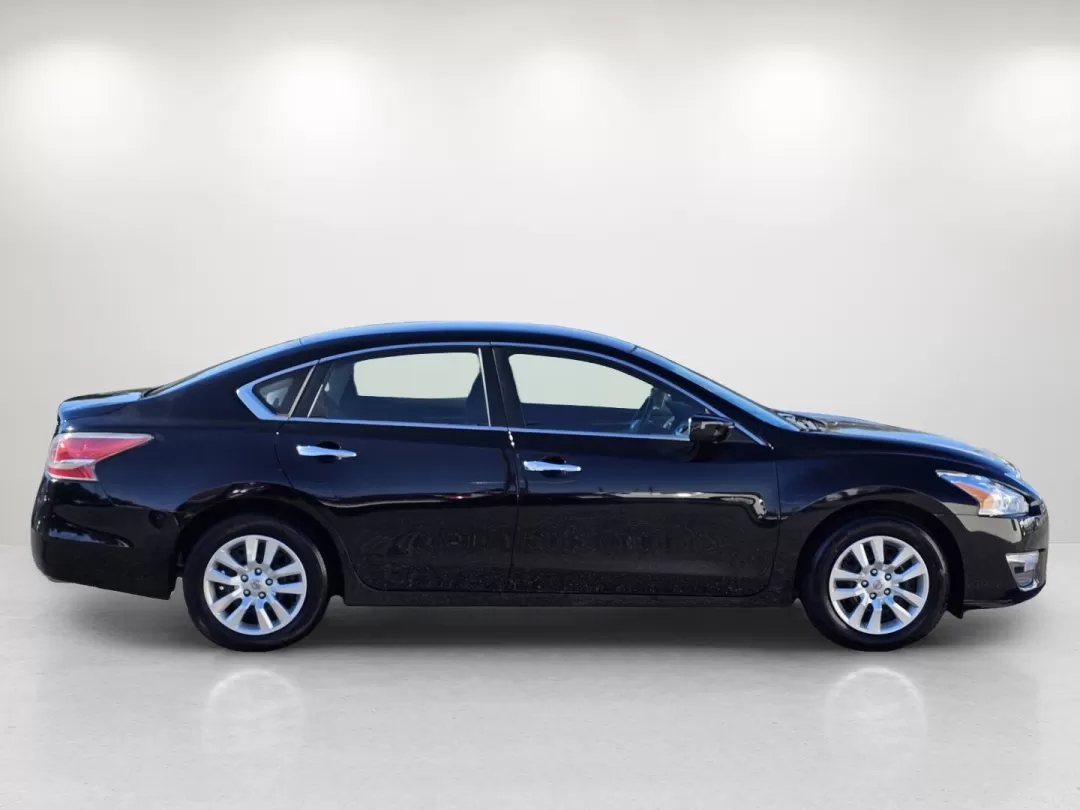2015 /Charcoal Nissan Altima 2.5 S (1N4AL3AP1FC) with an Other engine, located at 804 22nd Ave, Phenix City, AL, 36870, (334) 297-1860, 32.484749, -85.024475 - Unlock the adventure of your daily drive with the 2015 Nissan Altima 2.5 S, a standout sedan designed for budget-conscious buyers and families alike! With its sleek Super Black exterior and spacious interior, this car is perfect for long commutes, school drop-offs, and weekend getaways. Whether you' - Photo#3