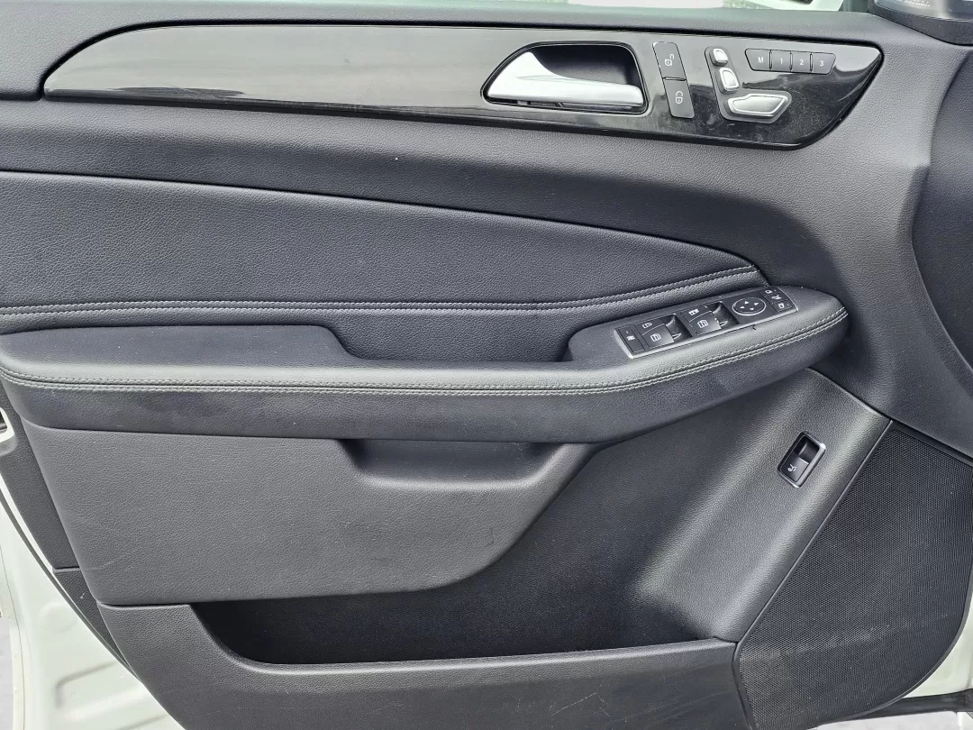 2018 /Black Mercedes-Benz GLE GLE 350 (4JGDA5JB6JB) with an Other engine, located at 7000 Northlake Connector, Columbus, GA, 31904, (706) 987-8085, 32.524975, -84.978134 - **Experience the Luxury of Driving with the 2018 Mercedes-Benz GLE 350: Perfect for Adventurers and Families Alike!**<br /> <br /> Ready to elevate your driving experience? The 2018 Mercedes-Benz GLE 350, available at Gils Auto in Phenix City, AL, is the quintessential SUV for those who seek a blend - Photo#8