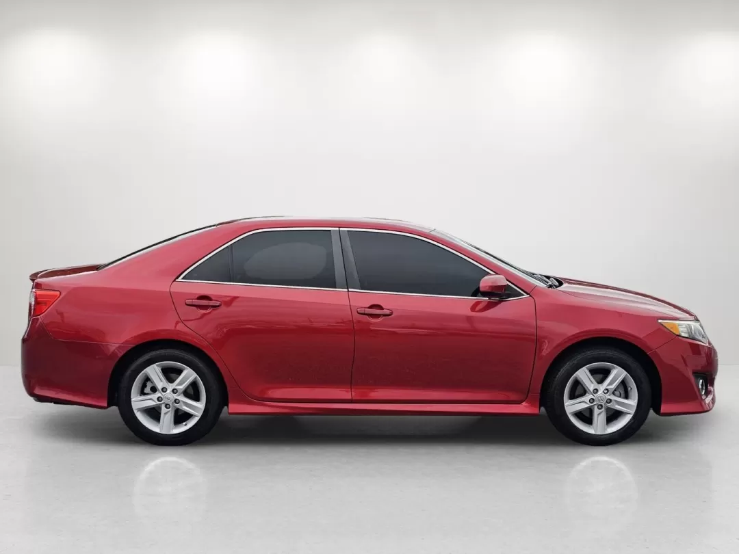 2014 Toyota Camry SE (4T1BF1FK2EU) with an Other engine, located at 3959 U.S. 80 W, Phenix City, AL, 36870, (334) 297-4885, 32.469296, -85.135185 - **Experience Comfort and Style with the 2014 Toyota Camry SE Perfect for Your Daily Commute!**<br /> <br /> Are you searching for a reliable sedan that combines style, functionality, and affordability? Look no further than this stunning 2014 Toyota Camry SE, available now at Gils Auto in Phenix Cit - Photo#4