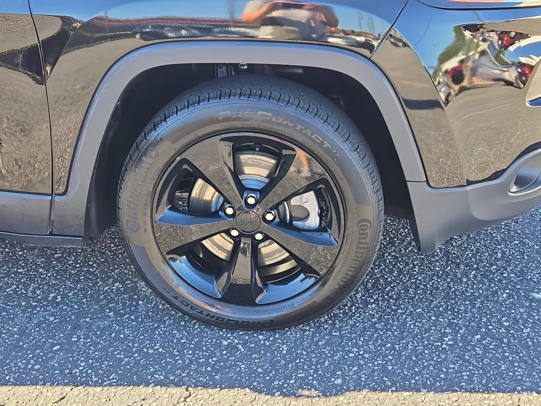 2018 /Black Jeep Cherokee Latitude (1C4PJLCB0JD) with an Other engine, located at 3959 U.S. 80 W, Phenix City, AL, 36870, (334) 297-4885, 32.469296, -85.135185 - Discover the perfect blend of style, comfort, and capability with this 2018 Jeep Cherokee Latitude, ideal for growing families, weekend adventurers, and commuters alike. This versatile crossover not only excels in daily driving but is also equipped to handle all your family outings or road trips, en - Photo#2
