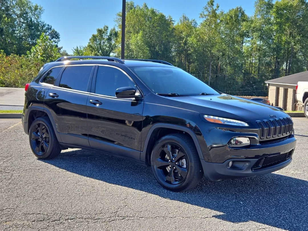 2018 /Black Jeep Cherokee Latitude (1C4PJLCB0JD) with an Other engine, located at 3959 U.S. 80 W, Phenix City, AL, 36870, (334) 297-4885, 32.469296, -85.135185 - Discover the perfect blend of style, comfort, and capability with this 2018 Jeep Cherokee Latitude, ideal for growing families, weekend adventurers, and commuters alike. This versatile crossover not only excels in daily driving but is also equipped to handle all your family outings or road trips, en - Photo#3