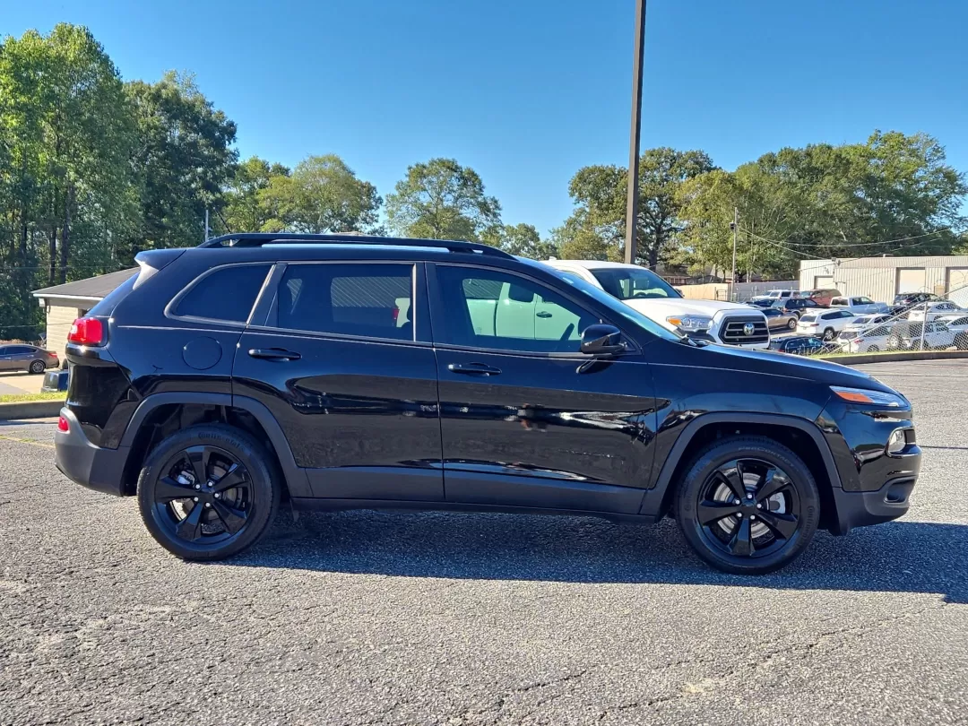 2018 /Black Jeep Cherokee Latitude (1C4PJLCB0JD) with an Other engine, located at 3959 U.S. 80 W, Phenix City, AL, 36870, (334) 297-4885, 32.469296, -85.135185 - Discover the perfect blend of style, comfort, and capability with this 2018 Jeep Cherokee Latitude, ideal for growing families, weekend adventurers, and commuters alike. This versatile crossover not only excels in daily driving but is also equipped to handle all your family outings or road trips, en - Photo#4