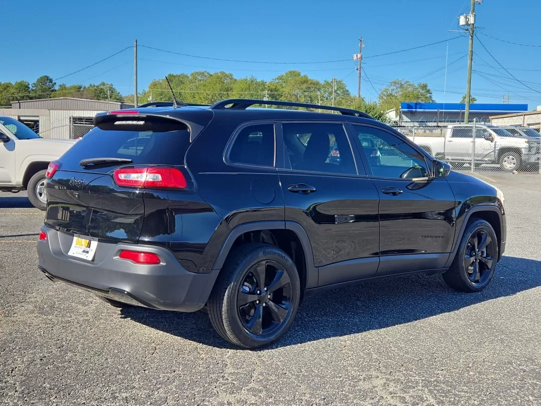 2018 /Black Jeep Cherokee Latitude (1C4PJLCB0JD) with an Other engine, located at 3959 U.S. 80 W, Phenix City, AL, 36870, (334) 297-4885, 32.469296, -85.135185 - Discover the perfect blend of style, comfort, and capability with this 2018 Jeep Cherokee Latitude, ideal for growing families, weekend adventurers, and commuters alike. This versatile crossover not only excels in daily driving but is also equipped to handle all your family outings or road trips, en - Photo#5
