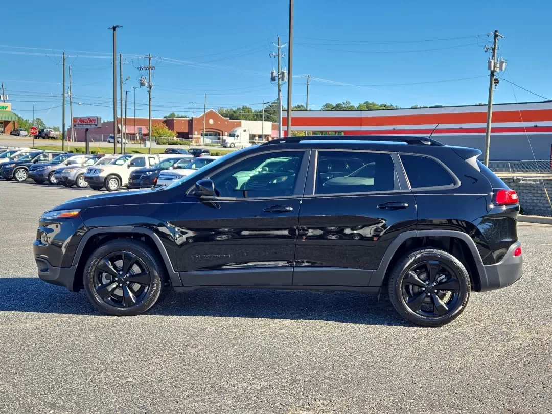 2018 /Black Jeep Cherokee Latitude (1C4PJLCB0JD) with an Other engine, located at 3959 U.S. 80 W, Phenix City, AL, 36870, (334) 297-4885, 32.469296, -85.135185 - Discover the perfect blend of style, comfort, and capability with this 2018 Jeep Cherokee Latitude, ideal for growing families, weekend adventurers, and commuters alike. This versatile crossover not only excels in daily driving but is also equipped to handle all your family outings or road trips, en - Photo#8