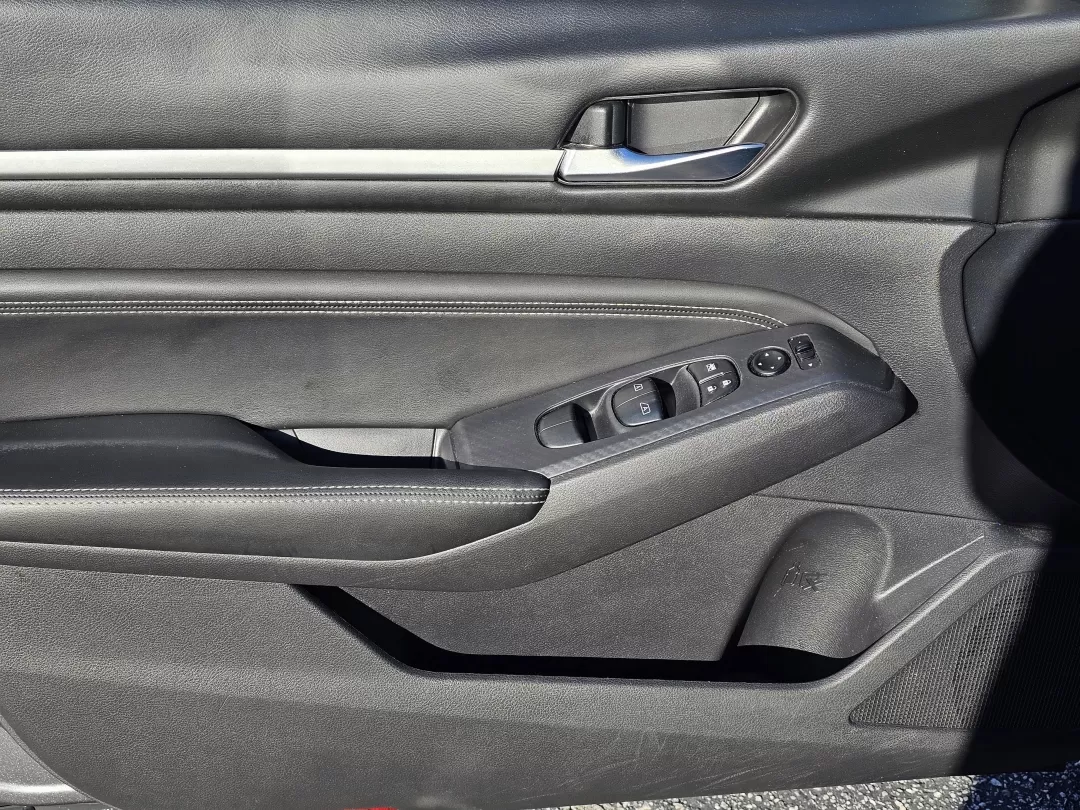2019 /Charcoal Nissan Altima 2.5 SL (1N4BL4EV9KC) with an Other engine, located at 3959 U.S. 80 W, Phenix City, AL, 36870, (334) 297-4885, 32.469296, -85.135185 - **Experience the Perfect Blend of Comfort and Technology with the 2019 Nissan Altima 2.5 SL!** <br /> <br /> Are you on the lookout for a reliable sedan that seamlessly fits into your active lifestyle? Whether you're commuting to work in Phenix City, AL, or taking long weekend drives to explore the - Photo#8