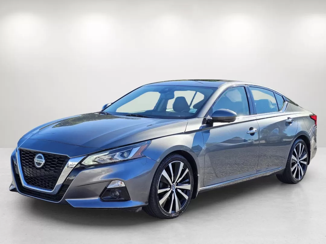 2020 /Charcoal Nissan Altima 2.0 Platinum (1N4AL4FV3LC) with an Other engine, located at 1430 Gateway Drive, Opelika, AL, 36801, (334) 239-0944, 32.637871, -85.409790 - **Experience the 2020 Nissan Altima 2.0 Platinum: Your Ideal Sedan for Modern Living!**<br /> <br /> Are you searching for a vehicle that perfectly combines style, reliability, and modern features? Look no further than the stunning 2020 Nissan Altima 2.0 Platinum, available now at Gils Auto in Opeli - Photo#3