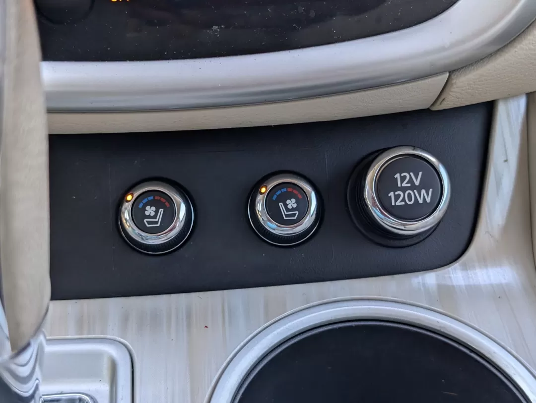 2016 /Beige Nissan Murano Platinum (5N1AZ2MG4GN) with an Other engine, located at 3959 U.S. 80 W, Phenix City, AL, 36870, (334) 297-4885, 32.469296, -85.135185 - Elevate your driving experience with the 2016 Nissan Murano Platinum, now available at Gils Auto in Phenix City, AL. Imagine cruising down the scenic U.S. 80 W, your family comfortably settled in the spacious interior of this stylish SUV, complete with luxurious beige leather-appointed seats and a p - Photo#23