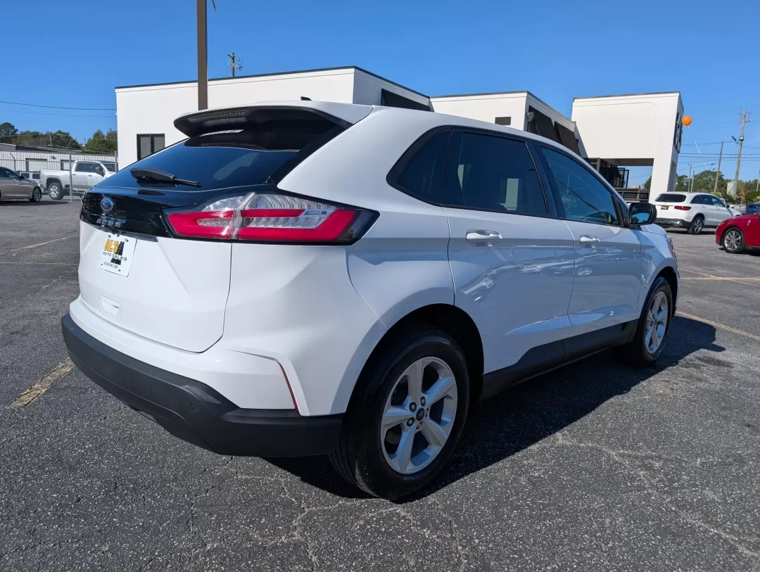 2021 Ford Edge SE (2FMPK3G99MB) with an Other engine, located at 7000 Northlake Connector, Columbus, GA, 31904, (706) 987-8085, 32.524975, -84.978134 - Are you in the market for a reliable and stylish SUV that fits your active lifestyle? Look no further than this 2021 Ford Edge SE, available now at Gils Auto in Phenix City, AL! With its spacious interior and impressive fuel efficiency, this SUV is perfect for growing families, daily commuters, or a - Photo#4