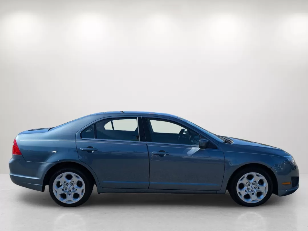 2011 Ford Fusion SE (3FAHP0HA3BR) with an Other engine, located at 7000 Northlake Connector, Columbus, GA, 31904, (706) 987-8085, 32.524975, -84.978134 - ### Discover Your Perfect Ride: 2011 Ford Fusion SE at Gils Auto<br /> <br /> Are you in search of a reliable sedan that seamlessly fits into your everyday lifestyle? Whether you're commuting to work, running errands, or taking the kids to soccer practice, the 2011 Ford Fusion SE is the vehicle that - Photo#3