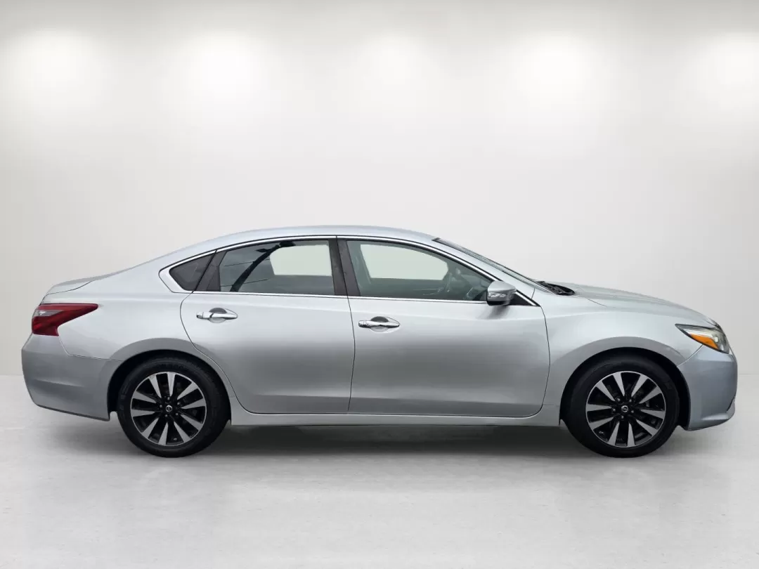 2018 /Charcoal Nissan Altima 2.5 SL (1N4AL3AP4JC) with an Other engine, located at 3959 U.S. 80 W, Phenix City, AL, 36870, (334) 297-4885, 32.469296, -85.135185 - ### Discover the 2018 Nissan Altima 2.5 SL Your Perfect Commuter Companion!<br /> <br /> Are you searching for a reliable vehicle that seamlessly fits into your busy lifestyle? Look no further than this stunning 2018 Nissan Altima 2.5 SL, now available at Gils Auto in Phenix City, AL! This sedan is - Photo#4