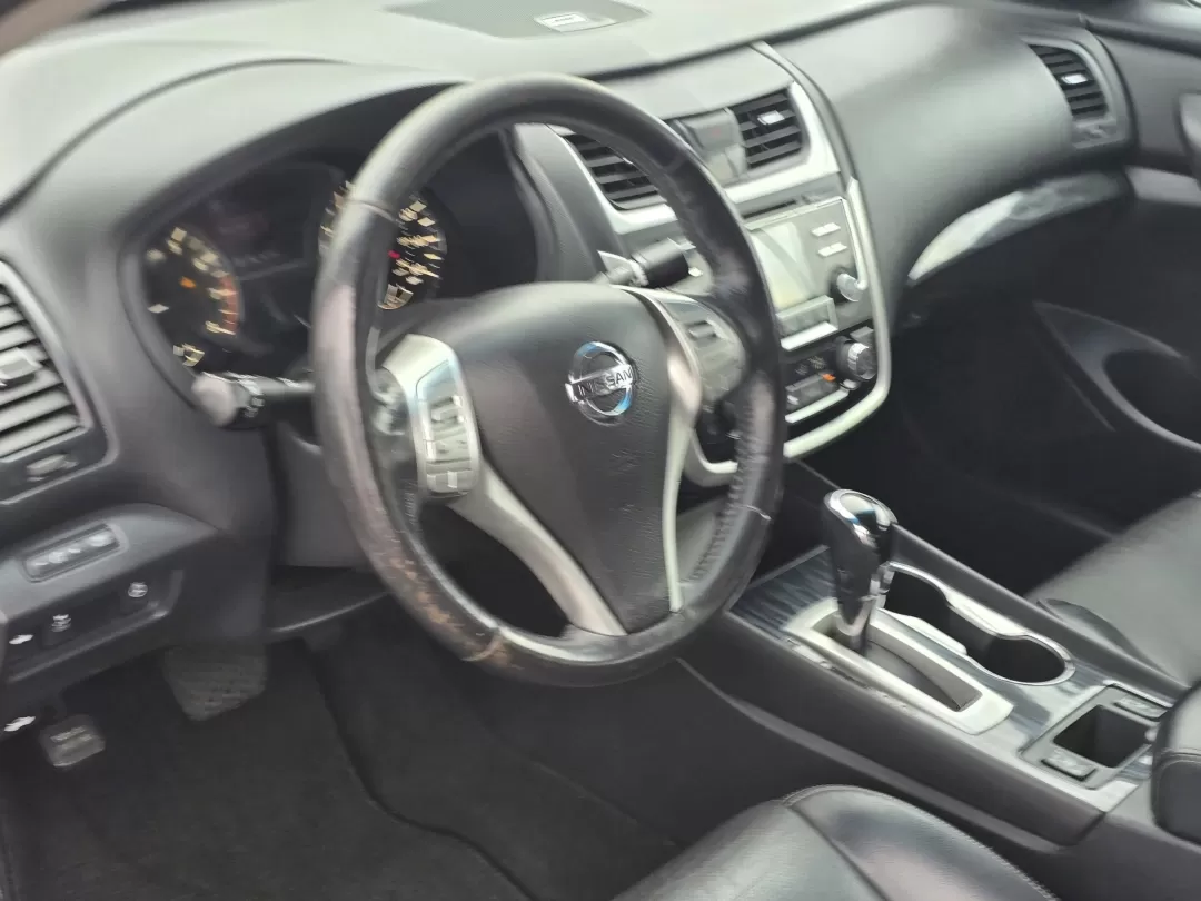 2018 /Charcoal Nissan Altima 2.5 SL (1N4AL3AP4JC) with an Other engine, located at 3959 U.S. 80 W, Phenix City, AL, 36870, (334) 297-4885, 32.469296, -85.135185 - ### Discover the 2018 Nissan Altima 2.5 SL Your Perfect Commuter Companion!<br /> <br /> Are you searching for a reliable vehicle that seamlessly fits into your busy lifestyle? Look no further than this stunning 2018 Nissan Altima 2.5 SL, now available at Gils Auto in Phenix City, AL! This sedan is - Photo#11