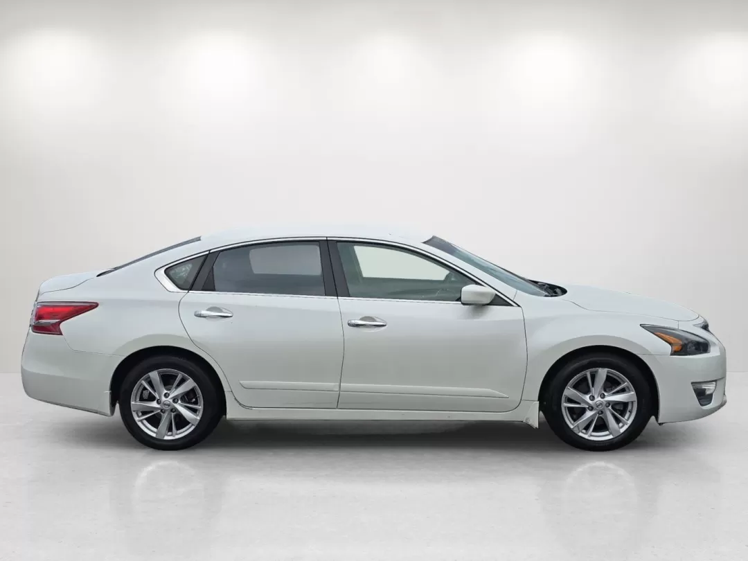 2013 /Charcoal Nissan Altima 2.5 SV (1N4AL3AP0DC) with an Other engine, located at 7000 Northlake Connector, Columbus, GA, 31904, (706) 987-8085, 32.524975, -84.978134 - **Elevate Your Daily Drive with the 2013 Nissan Altima 2.5 SV at Gils Auto!**<br /> <br /> Are you looking for a reliable and stylish sedan that effortlessly fits into your busy lifestyle? The 2013 Nissan Altima 2.5 SV is the perfect companion for daily commutes, weekend getaways, and everything in - Photo#3